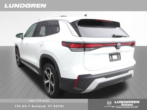 Used 2025 Volkswagen Tiguan SE w/ Panoramic Sunroof Package AWD/4WD image 8