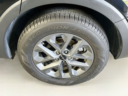 Used 2025 Kia Telluride LX FWD image 11