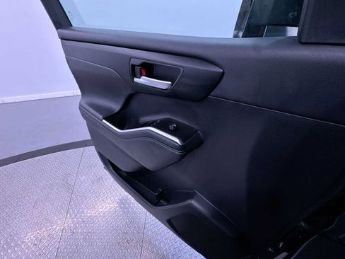 Used 2025 Toyota Highlander XSE AWD/4WD image 30