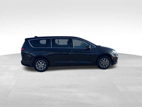 Used 2023 Chrysler Pacifica Touring-L image 8