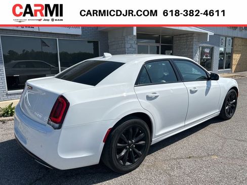 Used 2022 Chrysler 300 Touring L RWD image 6