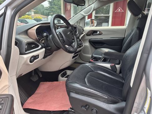 Used 2018 Chrysler Pacifica Touring-L FWD image 4