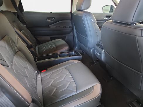 New 2026 Nissan Pathfinder Platinum FWD image 11