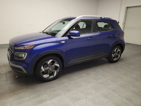 Used 2021 Hyundai Venue SEL w/ Premium Package FWD image 2