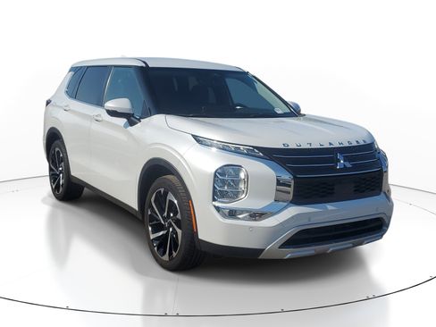 Used 2024 Mitsubishi Outlander SE FWD image 2