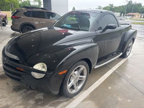 Used 2004 Chevrolet SSR w/ Preferred Equipment Group RWD image 2