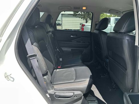 Used 2023 Nissan Pathfinder SL AWD/4WD image 18