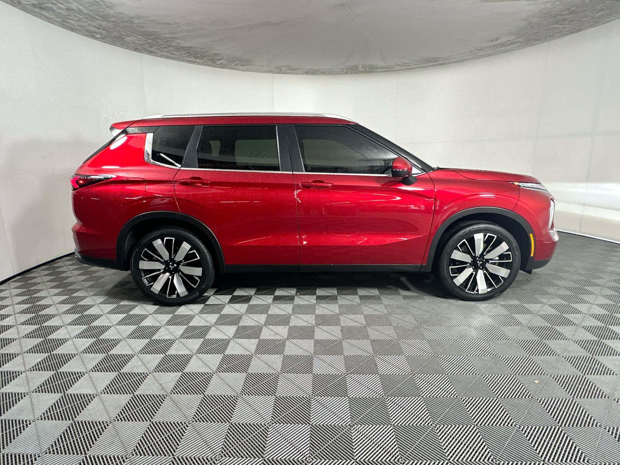 Used 2026 Mitsubishi Outlander SE FWD image 2