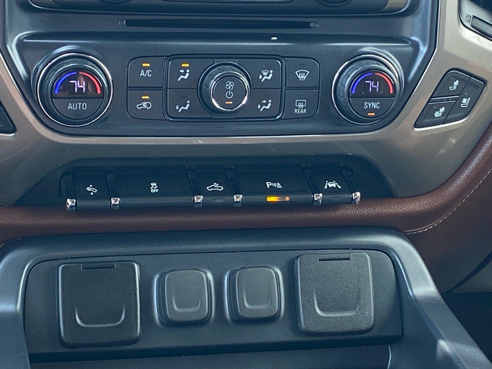 Used 2018 Chevrolet Silverado 1500 High Country RWD image 11