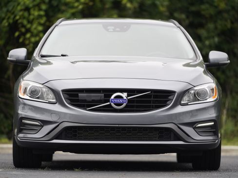Used 2018 Volvo V60 T5 Dynamic w/ Vision Package FWD image 36
