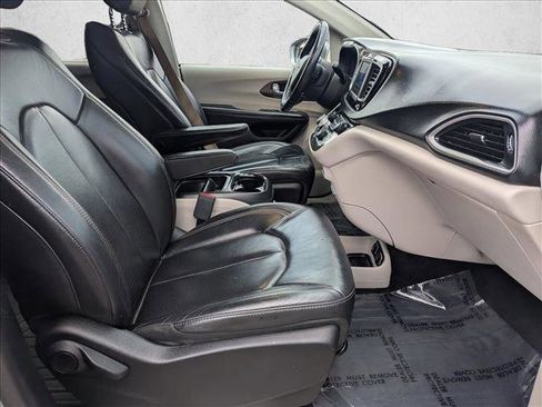 Used 2018 Chrysler Pacifica Touring-L image 21