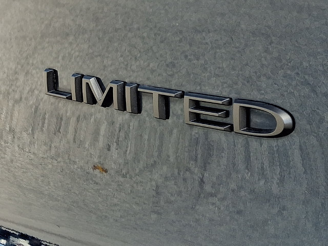 Used 2025 Chrysler Pacifica Limited FWD image 32