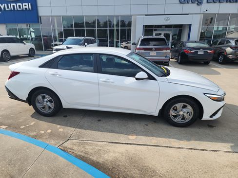 New 2026 Hyundai Elantra SE FWD image 8