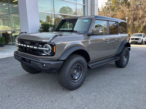 New 2025 Ford Bronco Outer Banks w/ Sasquatch Package image 1