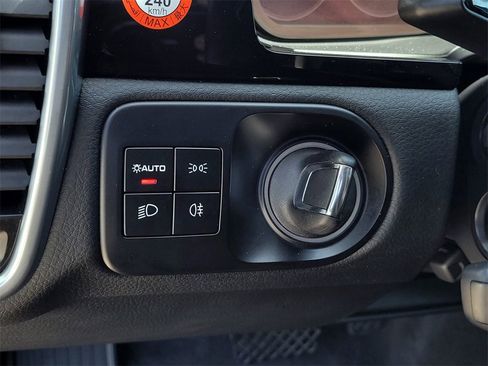 Used 2022 Porsche Cayenne w/ Premium Package image 20