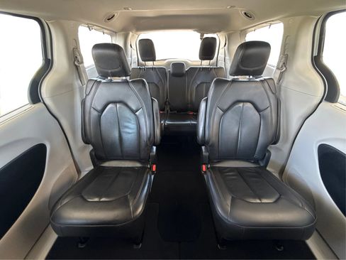 Used 2020 Chrysler Pacifica Touring-L FWD image 16