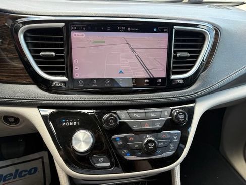 Used 2024 Chrysler Pacifica Limited FWD image 16