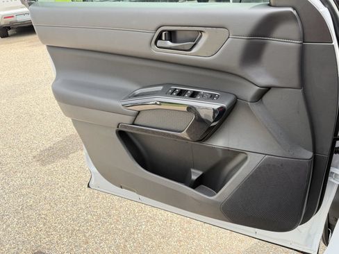 New 2026 Nissan Pathfinder SV w/ SV Premium Package FWD image 14
