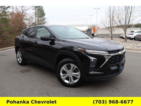 Certified 2024 Chevrolet Trax LS w/ Driver Confidence Package image 1