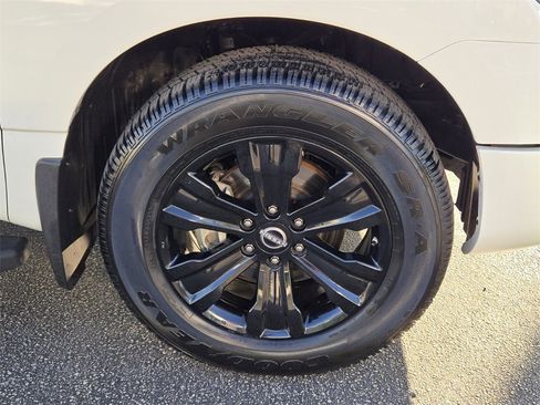 Used 2024 Nissan Titan SV w/ SV Convenience Package image 19