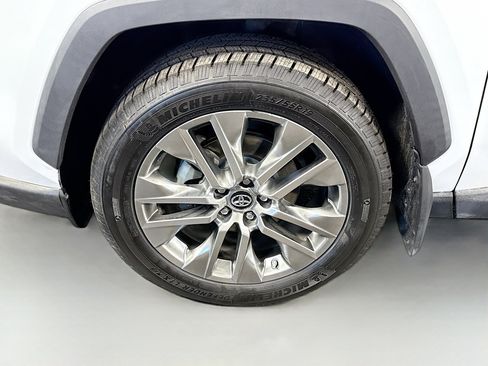 Used 2019 Toyota RAV4 XLE Premium image 22