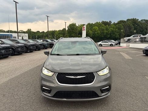 Used 2021 Chrysler Pacifica Touring-L FWD image 2