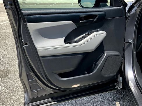Used 2022 Toyota Highlander LE FWD image 20