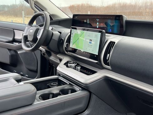 Used 2025 Ford Expedition Active image 31