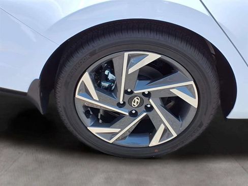 New 2026 Hyundai Elantra Limited FWD image 15