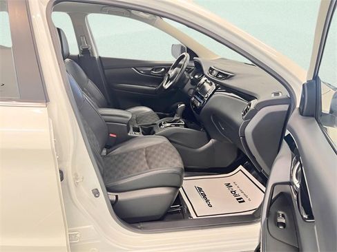 Used 2022 Nissan Rogue Sport SV w/ Technology Package image 11