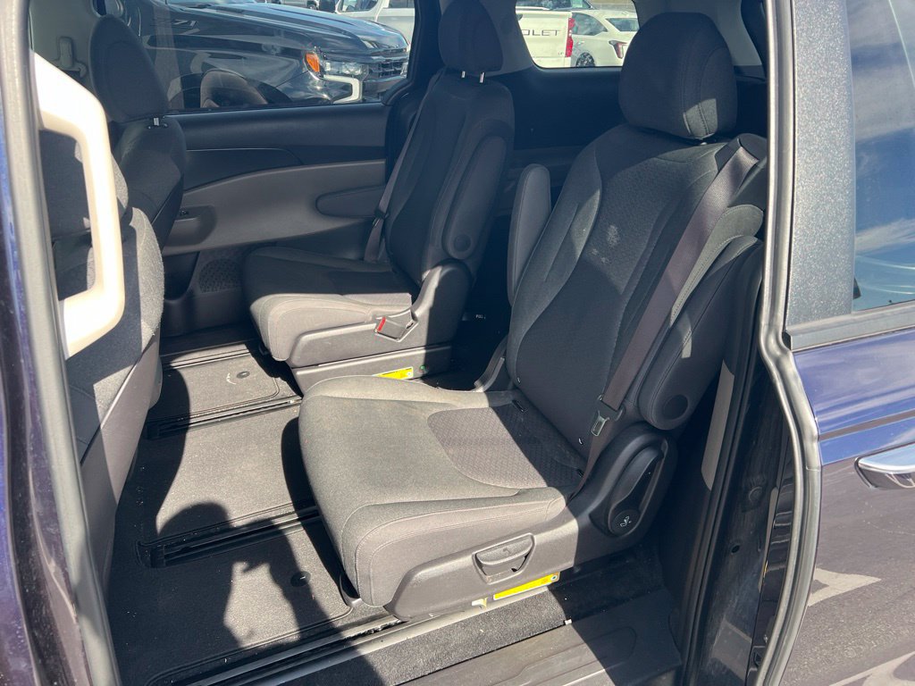 Used 2025 Kia Carnival LX FWD image 5