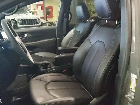 Used 2025 Chrysler Pacifica Select image 17