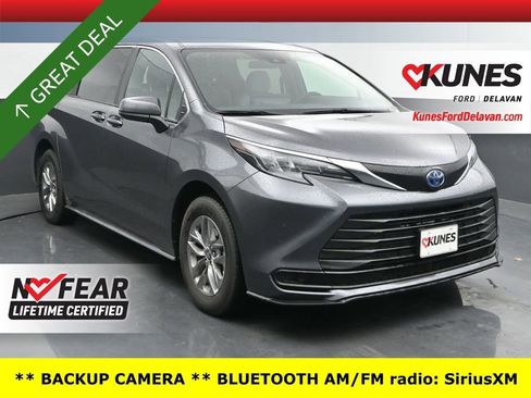 Used 2025 Toyota Sienna LE image 1