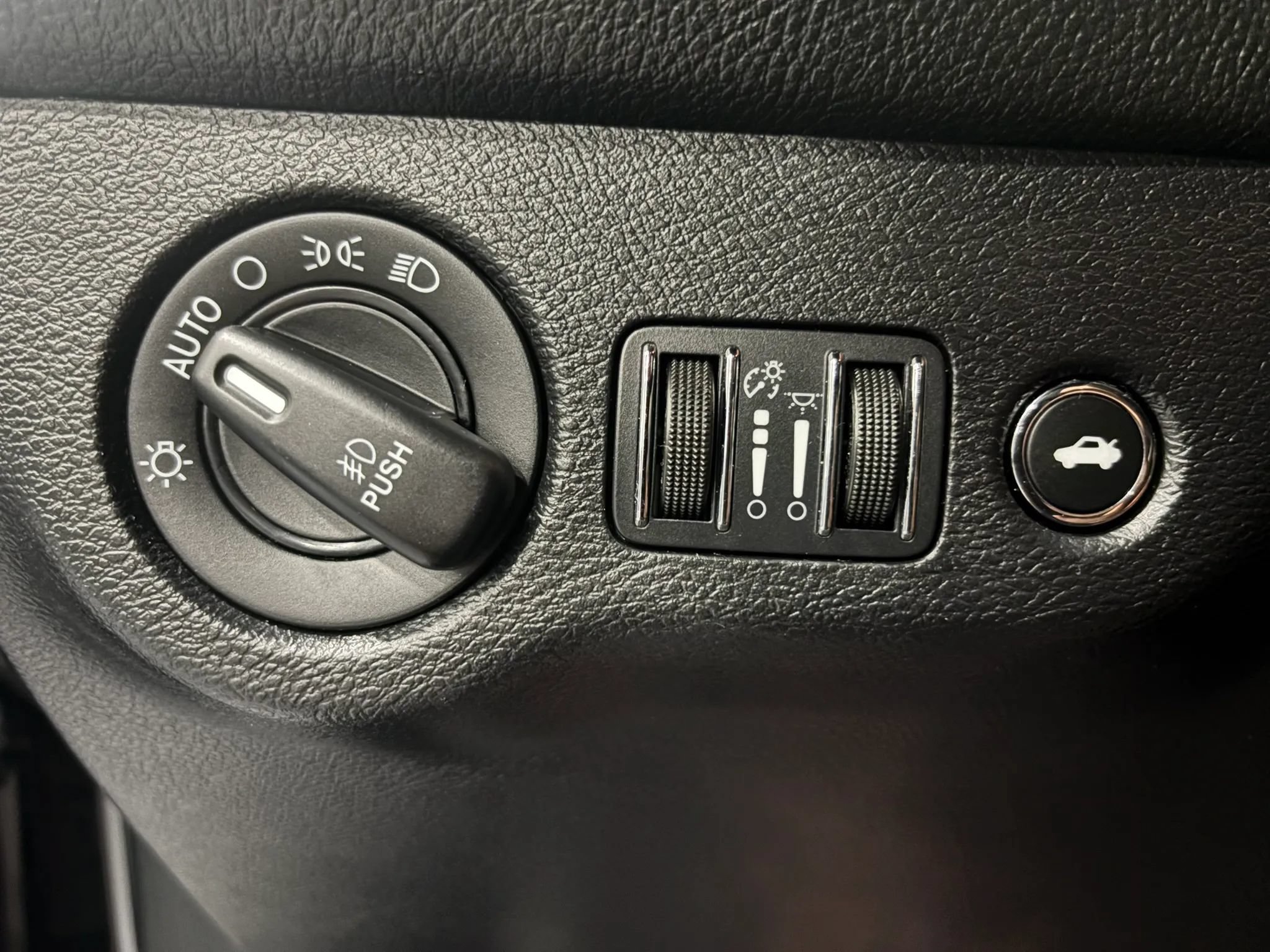 Used 2015 Dodge Challenger SXT Plus RWD image 28