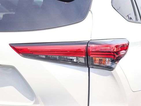 Used 2022 Toyota Highlander XSE FWD image 7