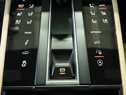 Certified 2026 Porsche Macan AWD/4WD image 22