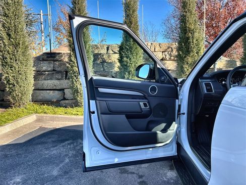 Certified 2025 Land Rover Discovery Dynamic SE image 17