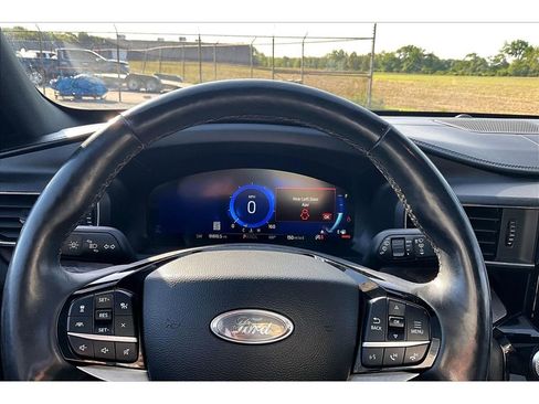 Used 2022 Ford Explorer Platinum w/ Equipment Group 601A AWD/4WD image 22