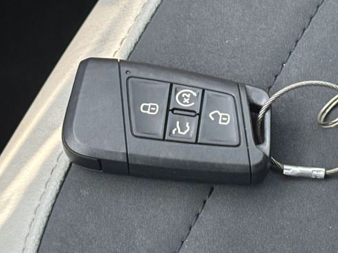 Used 2025 Volkswagen Taos SE image 21