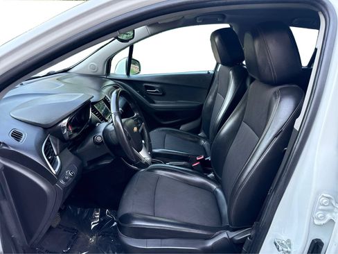 Used 2019 Chevrolet Trax LT w/ LT Convenience Package FWD image 9
