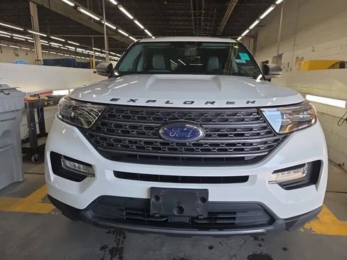 Used 2021 Ford Explorer XLT w/ Equipment Group 202A AWD/4WD image 2