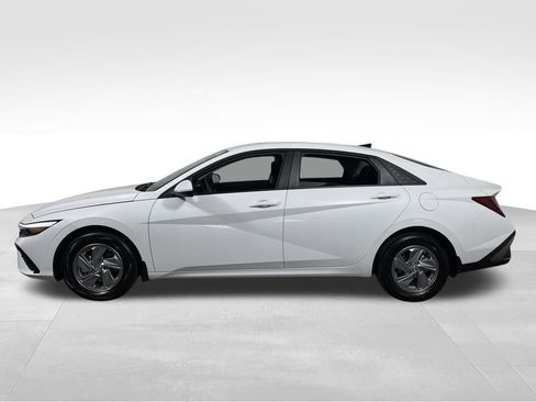 New 2026 Hyundai Elantra SE FWD image 2