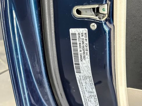 Used 2023 Chrysler Pacifica Touring-L FWD image 28
