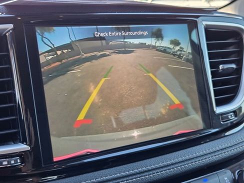 Used 2023 Chrysler Pacifica Limited image 13