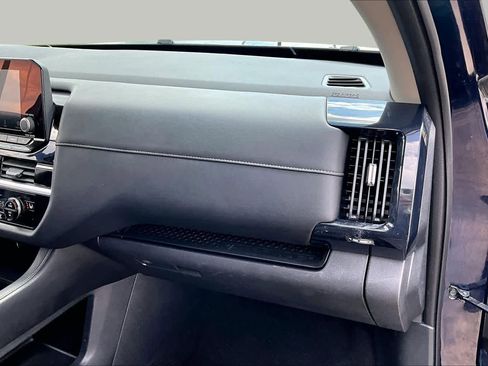 Used 2025 Nissan Pathfinder SV FWD image 17