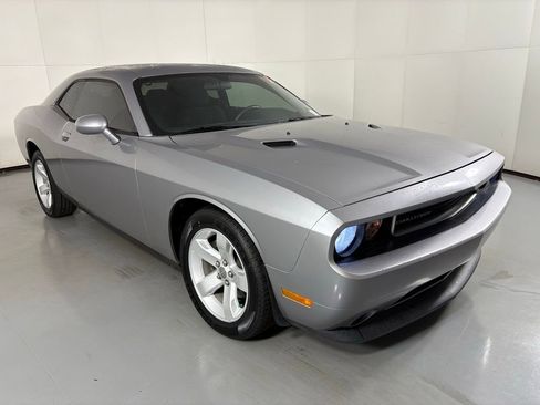 Used 2014 Dodge Challenger SXT image 2