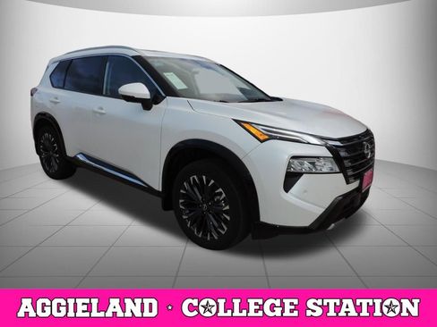 Used 2024 Nissan Rogue Platinum image 3