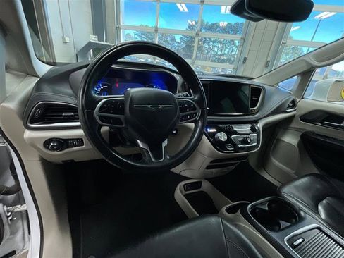 Used 2022 Chrysler Pacifica Touring-L w/ Uconnect Theater Family Group FWD image 13