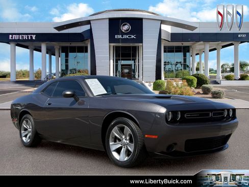 Used 2016 Dodge Challenger SXT RWD image 1