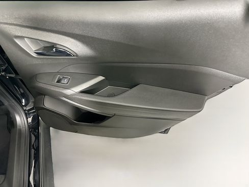 Used 2025 Chevrolet Trax RS w/ Sunroof Package image 29